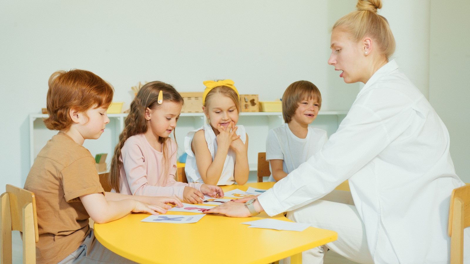 Preschool children learning through a creative classroom activity